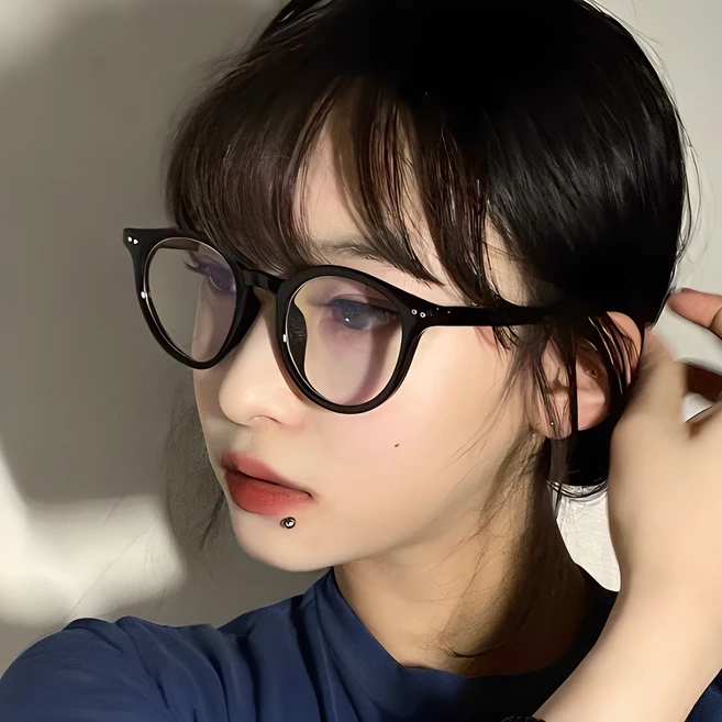 소름돋게 뿔테안경 관심이 뜨거운 이유 입니다