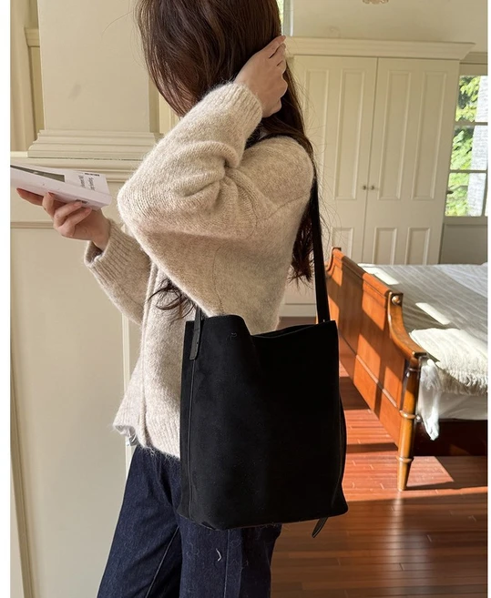 사실 찐정보는 버킷백 리뷰가 많습니다